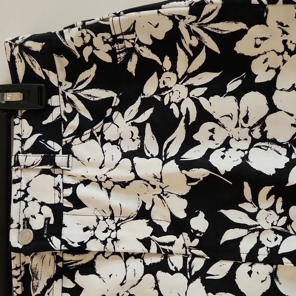 Floral monotone 18" short skirt. - Picture 2 of 3